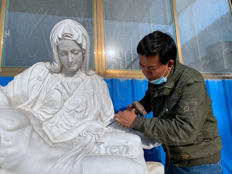 carving-artisans-for-the-marble-religious-statues-Trevi-Statue