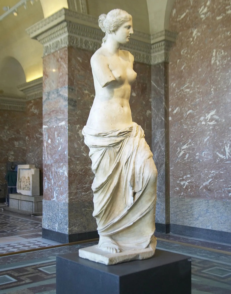 Statue-of-Venus-de-Milo-Louvre-Paris-France