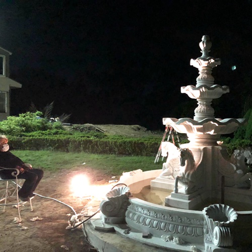 marble horse fountain