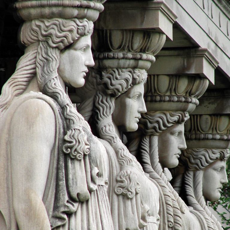7 Famous Ancient Greek Female Statues You Should Know