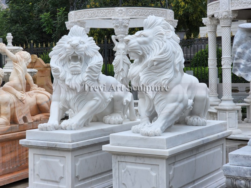 roaring lion statue