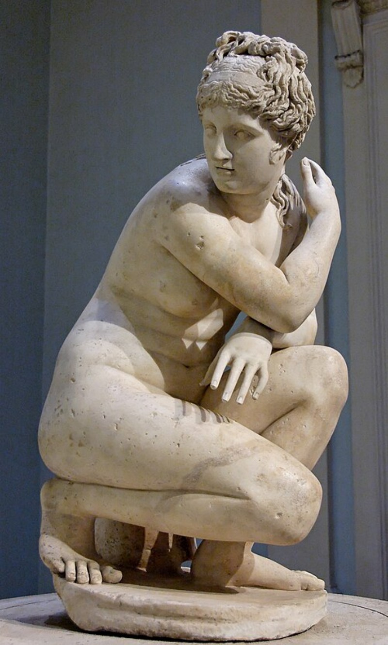 crouching venus