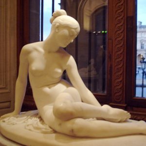 woman statues can you find in the louvre