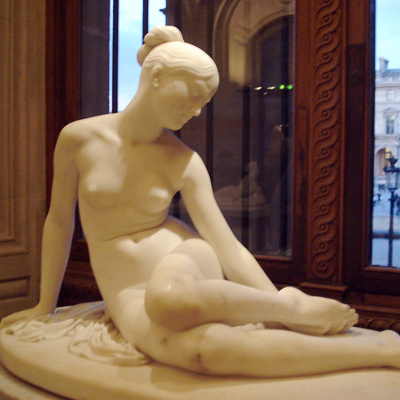 woman statues can you find in the louvre
