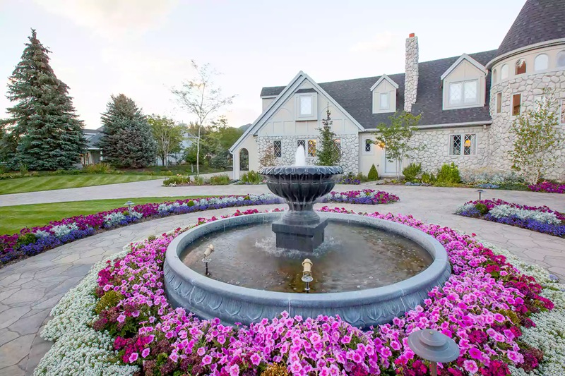 circular driveway fountain decor